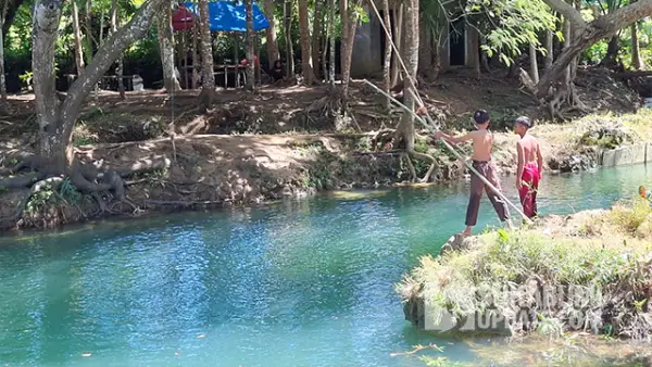 Warga saat di lokasi pemandian alam Leuwi Kopo, Kampung Gandawati, Desa Cidahu, Kecamatan Cibitung, Kabupaten Sukabumi. (Sumber : SU/Ragil Gilang).