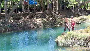 Warga saat di lokasi pemandian alam Leuwi Kopo, Kampung Gandawati, Desa Cidahu, Kecamatan Cibitung, Kabupaten Sukabumi. (Sumber : SU/Ragil Gilang).