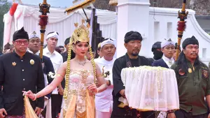 Gubernur Jawa Barat, Dedi Mulyadi saat mengantarkan Mahkota Binokasih Kembali ke Museum Prabu Gesan Ulun (Sumber : Istimewa.).