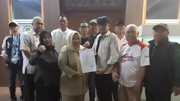 Koordinator kegiatan, Levi bersama forum komunikasi RT dan RW Kota Sukabumi. (Sumber : Istimewa.).