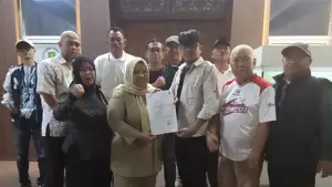 Koordinator kegiatan, Levi bersama forum komunikasi RT dan RW Kota Sukabumi. (Sumber : Istimewa.).