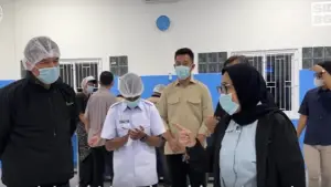 Wakil Pimpinan Badan Gizi Nasional (BGN), Nanik S. Deyang, saat melakukan inspeksi mendadak (sidak) ke sejumlah dapur MBG di Sukabumi. | Foto : sidakbgn