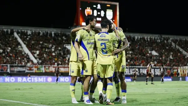Selebrasi para pemain Persib Bandung saat Thom Haye mencetak gol ke gawang PSM Makassar (Sumber: web/persib.co.id)