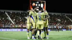 Selebrasi para pemain Persib Bandung saat Thom Haye mencetak gol ke gawang PSM Makassar (Sumber : web/persib.co.id)