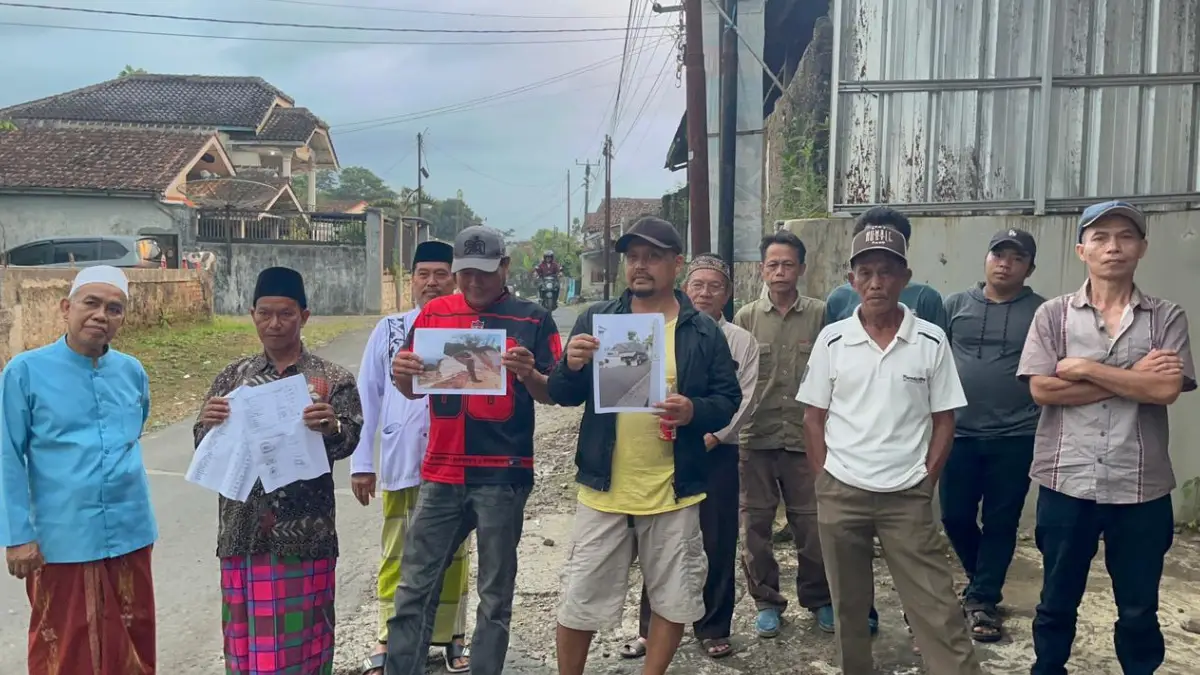 Warga Cikujang Gunungguruh Bikin Petisi Tolak Truk Tambang Melintas Pemukiman