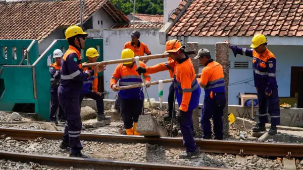 Penutupan perlintasan tak resmi oleh PT KAI Daop 1 Jakarta. (Sumber: Istimewa)