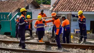 Penutupan perlintasan tak resmi oleh PT KAI Daop 1 Jakarta. (Sumber: Istimewa)