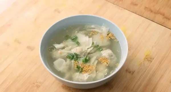 Resep Pangsit Ayam Kuah, Hidangan Berkuah dan Aroma Khas yang Disukai Anak-Anak (Sumber : Youtube | Devina Hermawan)