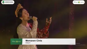 Kanaya Wulan - Emka 9, saat menyanyikan lagu Memanen Cinta di acara Peuting Munggaran di Bandung | Foto : Youtube Humas Jabar