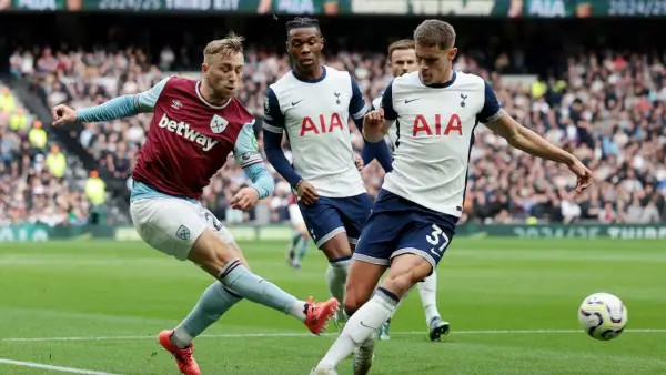 Aksi Jarrod Bowen saat membela West Ham United menghadapai Tottenham Hotspurs (Sumber: web/en.as.com)