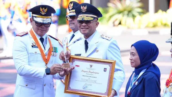 Wagub Jabar Erwan Setiawan saat menerima piagam penghargaan dari Wamendagri Bima Arya. (Sumber Foto: Biro Adpim Pemprov Jabar)