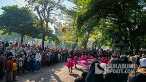 Semarak Hari Nelayan Palabuhanratu ke-66, Ribuan Warga Padati Jalan Siliwangi. (Sumber : SU/Ilyas)