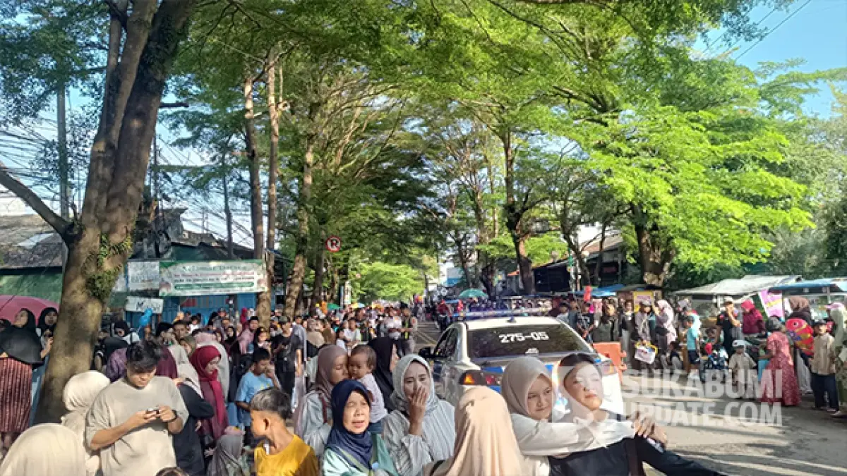 Potret warga yang antusias menyaksikan proses perayaan Karnaval Hari Nelayan Palabuhanratu ke-66, Kamis (21,05/2026).
