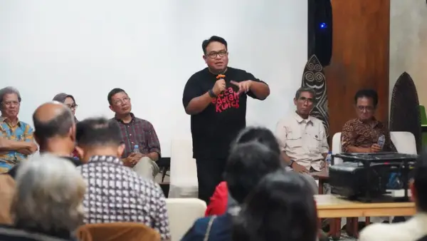 Diskusi usai nonton film dokumenter Pesta Babi yang disutradarai jurnalis investigatif Dandhy Laksono bersama antropolog dan peneliti isu Papua, Cypri Paju Dale | Foto : dok IHN