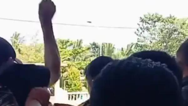 Pemuda diamuk massa di Ujunggenteng karena ketahuan curi uang warung (Sumber: dok warga)