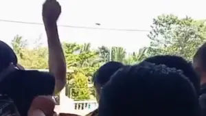 Pemuda diamuk massa di Ujunggenteng karena ketahuan curi uang warung (Sumber: dok warga)