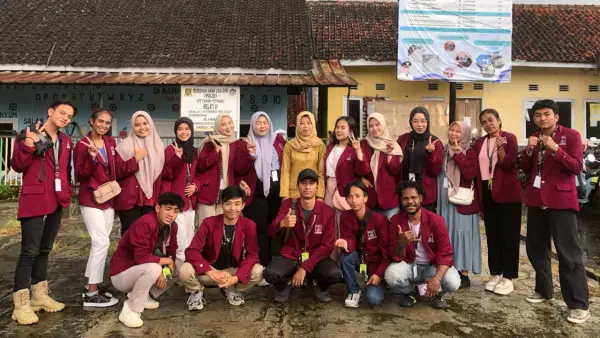 Mahasiswa Universitas Nusa Putra saat melaksanakan KKN-PPM di Dusun Sayang, Sukaraja, Sukabumi. (Sumber: Istimewa)