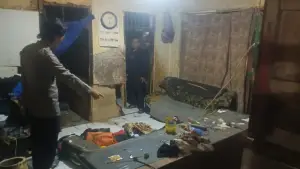 Polisi saat melakukan pengecekan Tempat Kejadian Perkara di Kampung Pamoyanan, Desa Bojongsawah, Kecamatan kebonpedes, Kabupaten Sukabumi. (Sumber: Istimewa)