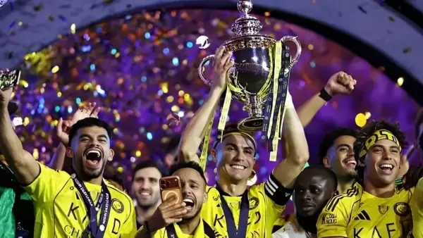 Selebrasi Cristiano Ronaldo mengangkat trofi Saudi Pro League untuk Al Nassr (Sumber: web/bbc.com)
