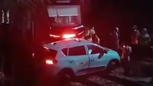 Taksi Green SM yang tabrakan dengan KRL. (Sumber : Istimewa screenshot video X.).