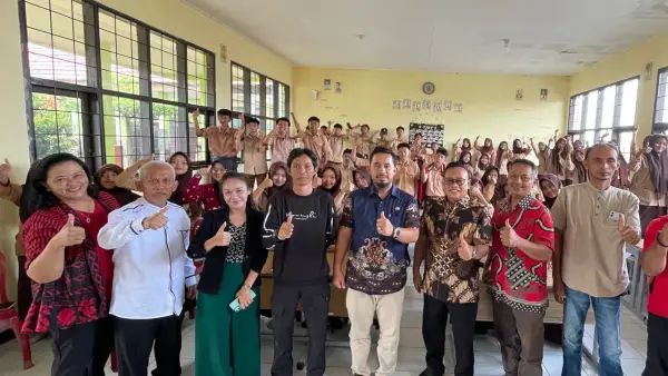 Sesi foto bersama usai kegiatan pendidikan demokrasi di SMKN 1 Sukabumi, Kecamatan Sukabumi | Foto : tim.adc