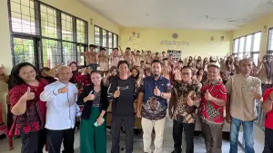 Sesi foto bersama usai kegiatan pendidikan demokrasi di SMKN 1 Sukabumi, Kecamatan Sukabumi | Foto : tim.adc
