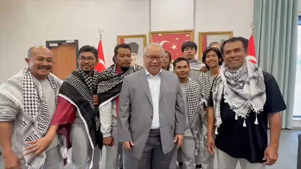 9 WNI Indonesia bersama Kepala Perwakilan RI di Istanbul, Konsul Jenderal Darianto Harsono. (Sumber : Instagram/@kemlu_ri).