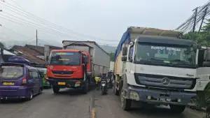 Sepasang truk mogok di tanjakan pamuruyan Cibadak Kabupaten Sukabumi (Sumber: dok Polres Sukabumi)