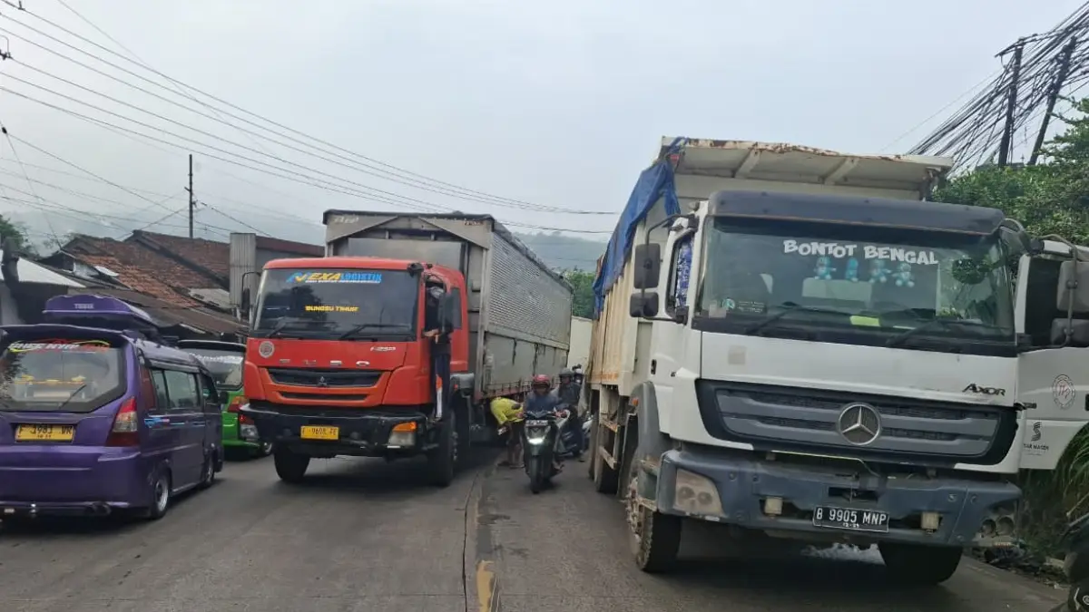 Macet Jelang Weekend Gegara Sepasang Truk Mogok di Pamuruyan Cibadak Sukabumi