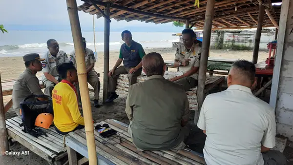 Satpol PP Provinsi Jabar dan Satpol PP Kabupaten Sukabumi saat monitoring ke sejumlah wahana wisata air di Palabuhanratu. (Sumber : Dok Satpol PP).