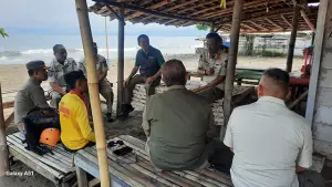 Satpol PP Provinsi Jabar dan Satpol PP Kabupaten Sukabumi saat monitoring ke sejumlah wahana wisata air di Palabuhanratu. (Sumber : Dok Satpol PP).