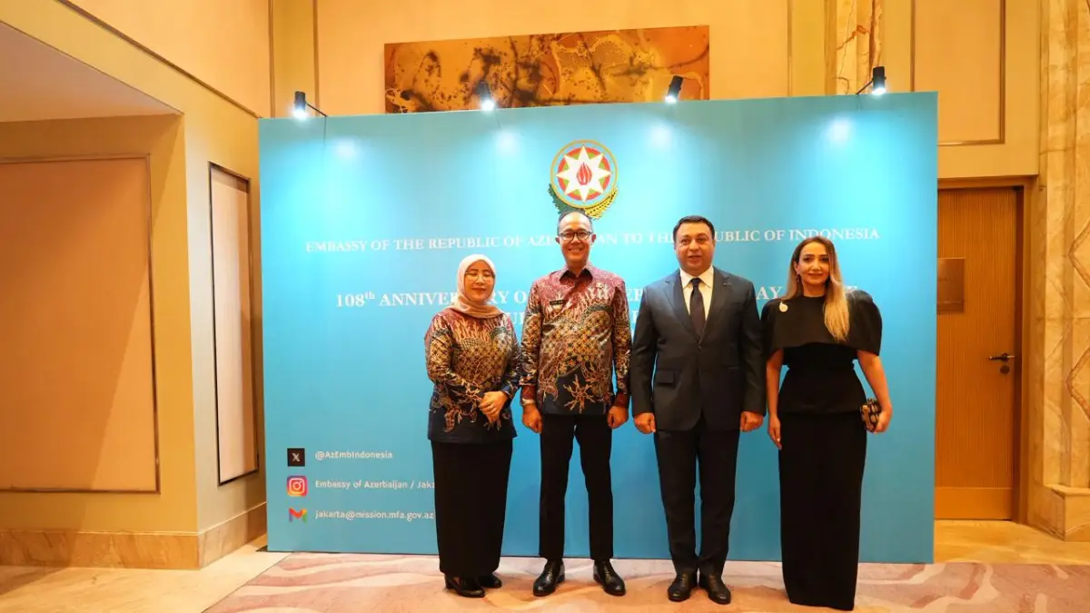 Wali Kota Sukabumi Ayep Zaki dan istri saat berfoto dengan Dubes Azerbaijan untuk Indonesia Ramil Abil Oglu Rzayev | Foto : dokpim