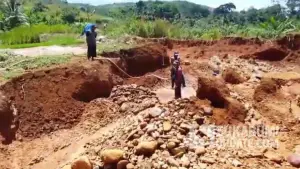 Aktivitas pertambangan emas diduga ilegal di hulu sungai Cikaso di Kampung Cibungur Lengkong Sukabumi. (Sumber Foto: Istimewa)
