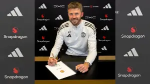 Michael Carrick secara resmi menjadi pelatih tetap Manchester United selama dua tahun ke depan. (Sumber: instagram/@manutd)