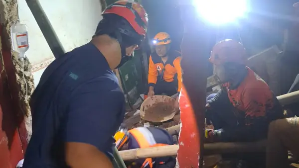 Proses evakuasi pekerja bangunan yang terjepit dinding anjlok di Nagraka, Sukabumi. Jumat (22/5/2026). (Sumber: Istimewa)