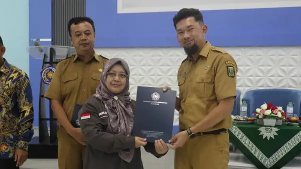 Kabid Riset dan Inovasi Bapperida Kabupaten Sukabumi Adi Gumbara Putra (kanan) menjadi narasumber dalam Sarasehan Program OVOD UMMI. (Sumber Foto: Dok. UMMI)