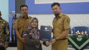 Kabid Riset dan Inovasi Bapperida Kabupaten Sukabumi Adi Gumbara Putra (kanan) menjadi narasumber dalam Sarasehan Program OVOD UMMI. (Sumber Foto: Dok. UMMI)
