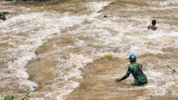 Edit AI. Proses evakuasi pelajar yang terseret banjir bandang Curug Cikaso Kabupaten Sukabumi (Sumber: dok warga)
