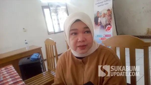 Wakil Ketua Komisi II DPRD Provinsi Jawa Barat Lina Ruslinawati saat ditemui di Kantor Desa Pangkalan, Kecamatan Cikidang, Kabupaten Sukabumi, Sabtu (23/5/2026). (Sumber : SU/Ibnu Sanubari).