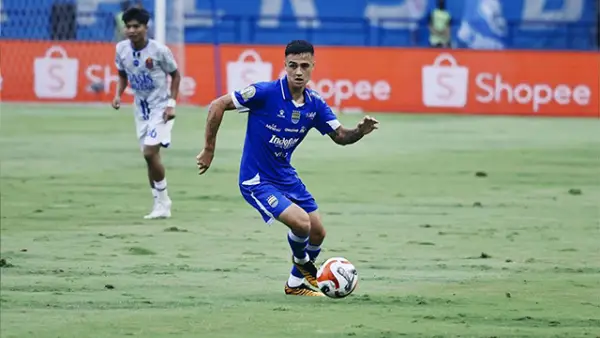 Aksi Eliano Reijnders saat membela Persib Bandung menghadapi Persijap Jepara. (Sumber : Persib.co.id).