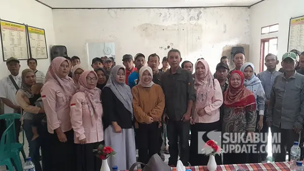 Wakil Ketua Komisi II DPRD Pemprov Jabar Lina Ruslinawati dalam kegiatan pengawasan penyelenggaraan pemerintahan di Kantor Desa Pangkalan, Kecamatan Cikidang, Kabupaten Sukabumi, Sabtu (23/5/2026). (Sumber : SU/Ibnu Sanubari).