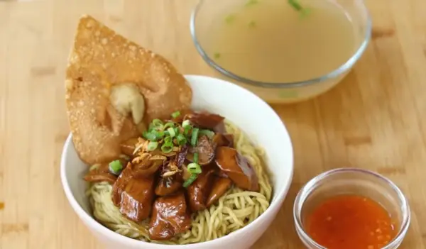 Resep Bakmi Ayam Jamur dan Pangsit Goreng, Cocok Buat Menemani Akhir Pekan (Sumber : Youtube | Devina Hermawan)