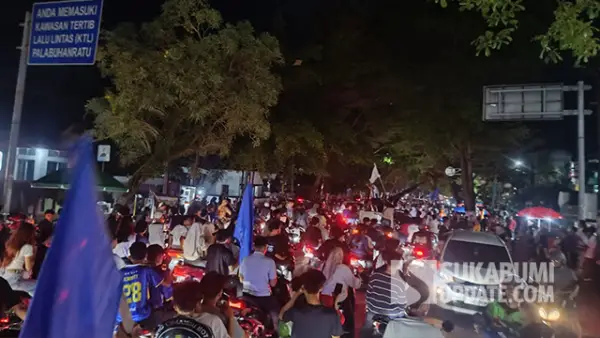 Ribuan Bobotoh memadati jalanan Palabuhanratu untuk merayakan keberhasilan Persib Bandung menjuarai Super League 2025/2026. (Sumber : SU/Ilyas).