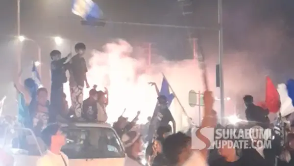 Bobotoh melakukan konvoi di kawasan Exit Tol Parungkuda, Kabupaten Sukabumi, Sabtu (23/5/2026) malam, usai Persib Bandung memastikan gelar juara liga musim 2025/2026. (Sumber : SU/Ibnu Sanubari).