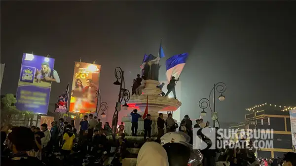 Bobotoh Sukabumi saat merayakan kemenangan Persib Bandung di Tugu Adipura, Kota Sukabumi, Sabtu (23/05/2026). (Sumber : SU/Turangga Anom).