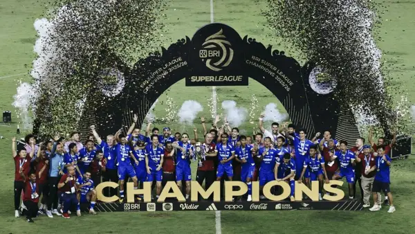 Persib Bandung saat mengangkat trofi BRI Super League 2025/2026 di Stadion GBLA. Sabtu (23/5/2026). (Sumber: Web Persib)