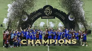 Persib Bandung saat mengangkat trofi BRI Super League 2025/2026 di Stadion GBLA. Sabtu (23/5/2026). (Sumber: Web Persib)