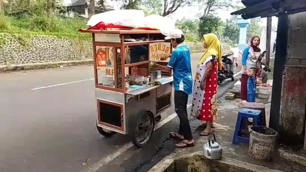 Tukang bubur di Kota Sukabumi yang gratiskan dagangan usai nazar Persib Juara. (Sumber: Istimewa)