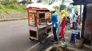 Tukang bubur di Kota Sukabumi yang gratiskan dagangan usai nazar Persib Juara. (Sumber: Istimewa)