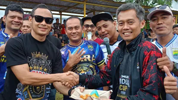 Atep saat menerima potongan tumpeng Ketua Pemuda Pakidulan Sagaranten Heri Sobar. (Sumber Foto: Istimewa)